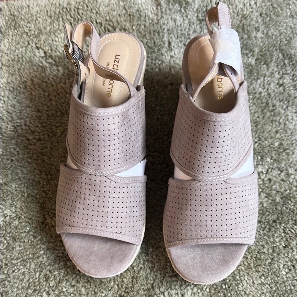 Women’s size 5 wide Liz Claiborne color koala memory foam